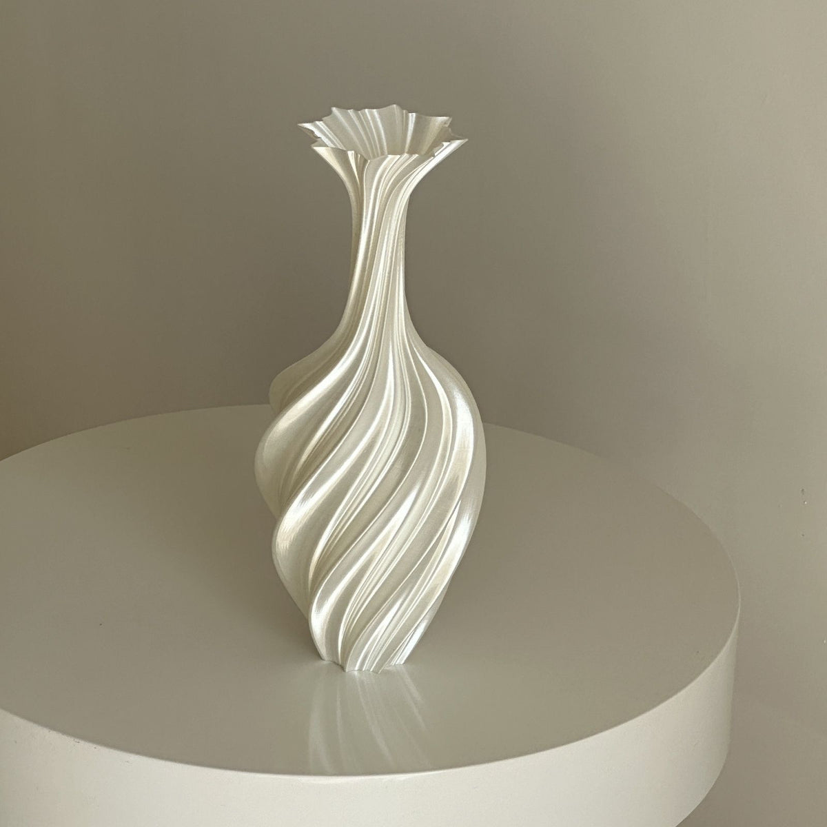 Modern Twisted Decorative Vase Sculptural Lightweight Plastic Flower Vase Home Decor